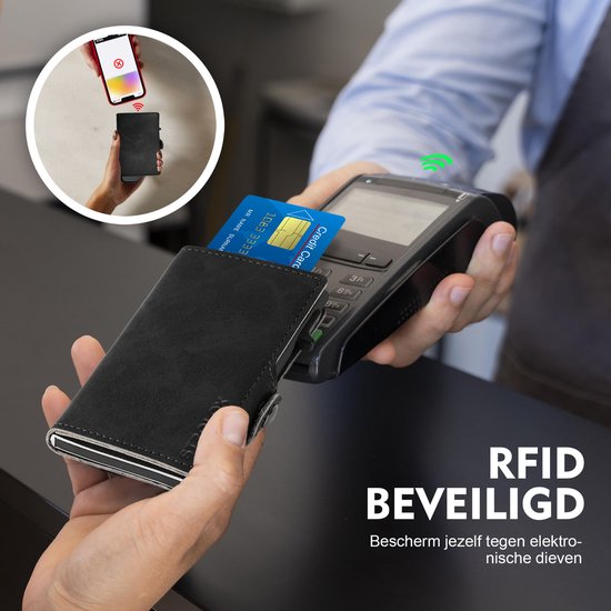 Zwarte lederen pasjeshouder wordt gebruikt voor een contactloze betaling bij een betaalautomaat.