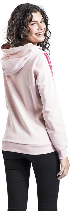 Zicht op de achterkant van een lichtroze hoodie met strepen met 'Alice in Wonderland' op de mouw.