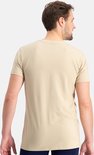 Man met kort bruin haar, met de rug naar de camera, in een lichtbruin T-shirt.
