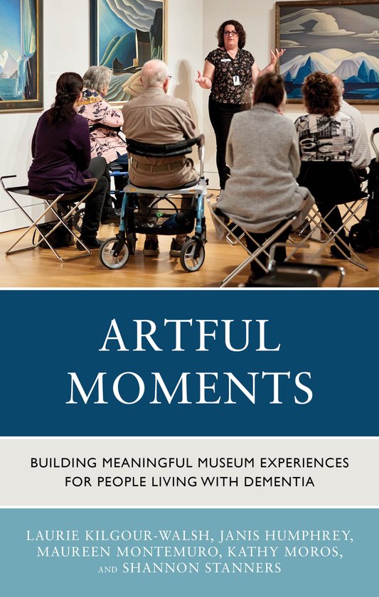 Boekomslag met de titel "ARTFUL MOMENTS" en ondertitel "BUILDING MEANINGFUL MUSEUM EXPERIENCES FOR PEOPLE LIVING WITH DEMENTIA". Groep luistert naar presentator in museum.