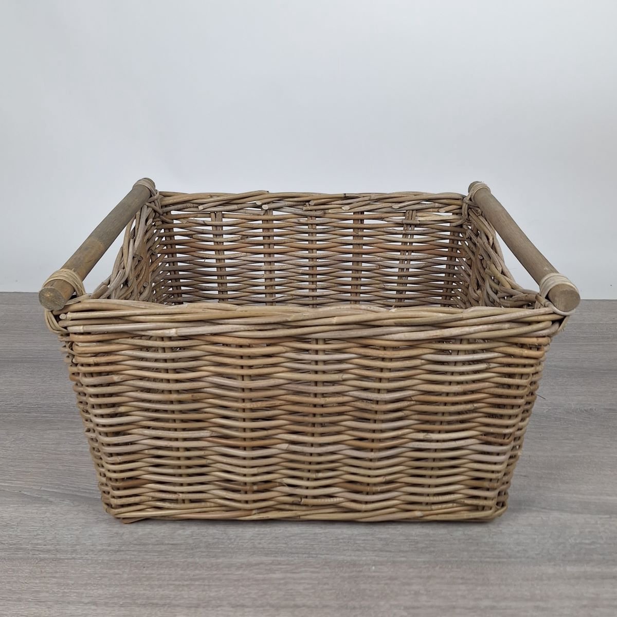 MigoStyling - Kastmand - Lectuurmand - Fietsmand - Met houten handgreep - L50xB40xH30cm - Grey rotan