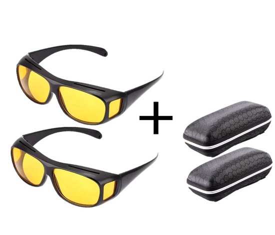 Twee zwarte nachtbrillen met gele glazen en twee zwarte brillenkokers met honingraatpatroon.