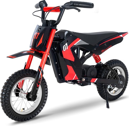 Rode en zwarte elektrische crossmotor met nummer 07 op het voorschild en zijpaneel. Rode schokdemper.