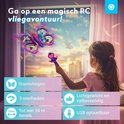 Une fille avec un drone papillon violet avec des hélices jaunes et des lumières LED colorées, contrôlé par une baguette magique violette.