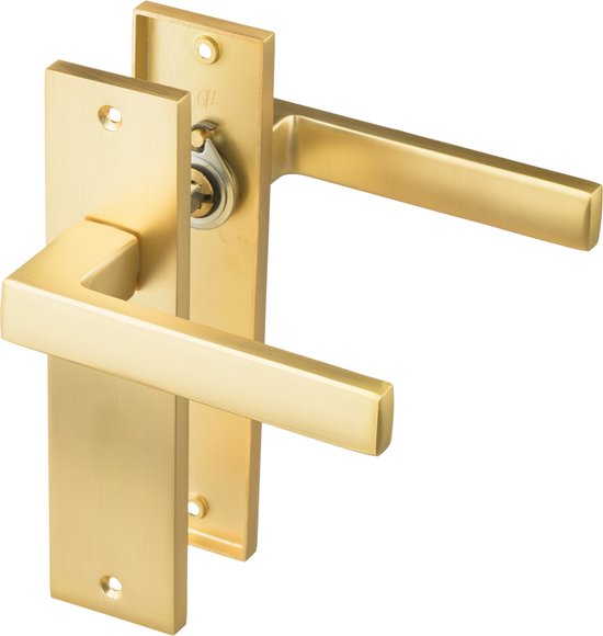 Set van twee mat gouden deurklinken op korte schilden, met cilinder rozet.