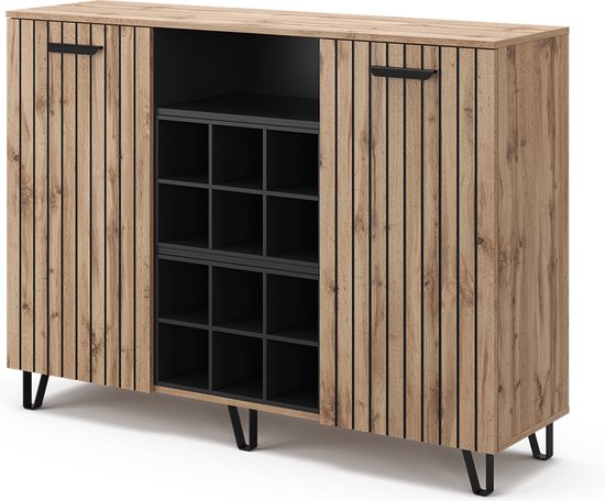 Dressoir van houtfineer met verticale groeven, 2 deuren en open vakken met wijnrekken, staand op zwarte pootjes.