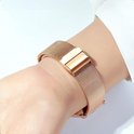 Close-up van een damespols met een rosé gouden TYME horloge.