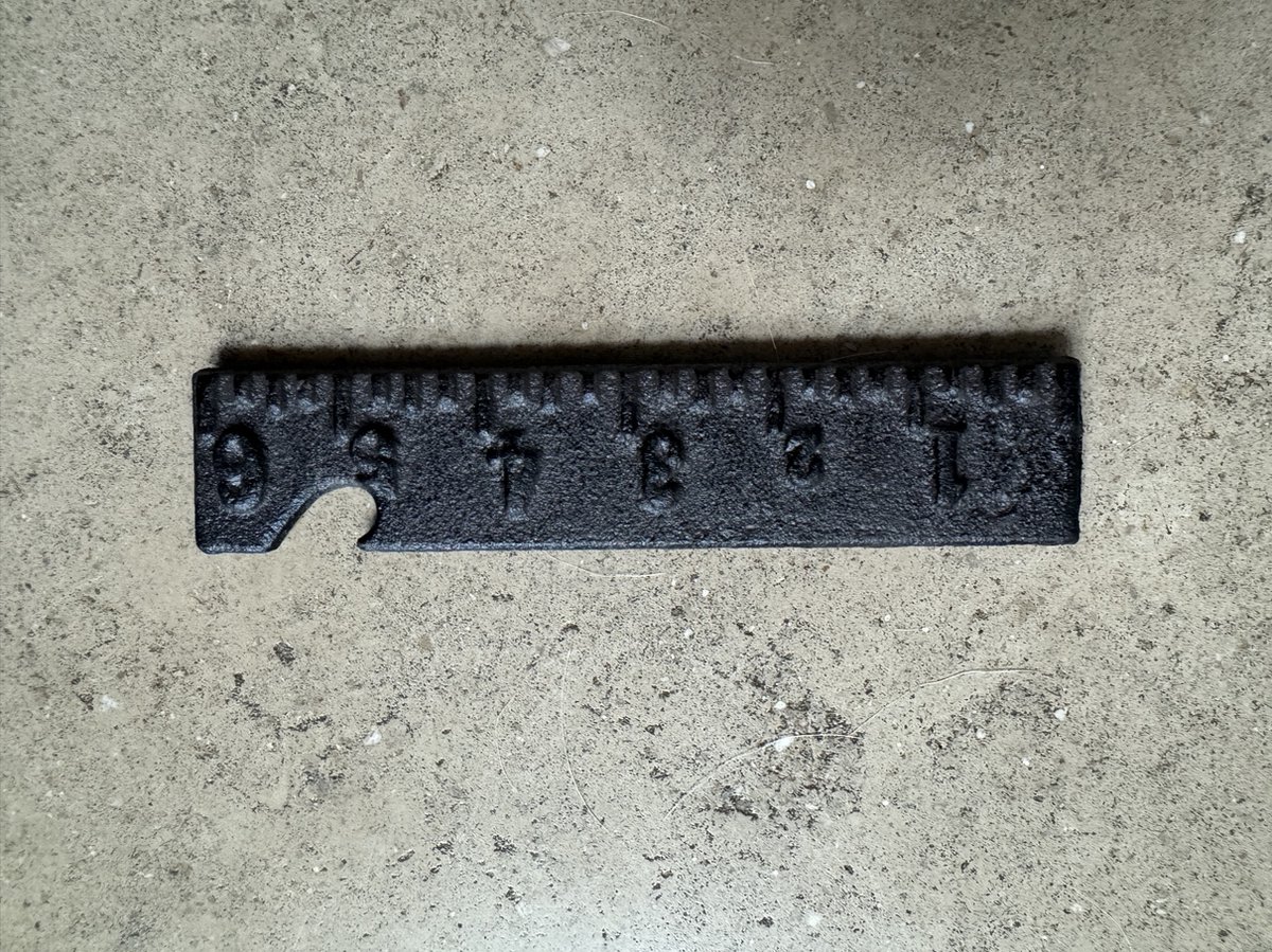 Gifts Amsterdam - Gietijzeren Bieropener Liniaal - Antiek Zwart - 15,5x3,2x0,02 cm