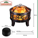 Zwarte Gardebruk vuurkorf met decoratief bladmotief, inclusief deksel, pook en beschermhoes. Afmetingen: 67cm (diameter), 65cm (hoogte).