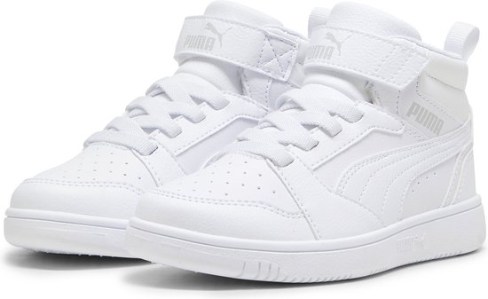 Een paar witte PUMA Rebound V6 Mid sneakers met klittenbandsluiting en PUMA-logo.