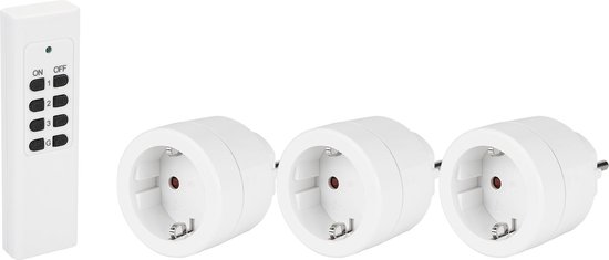 Set van een witte afstandsbediening en drie witte stekkeradapters.