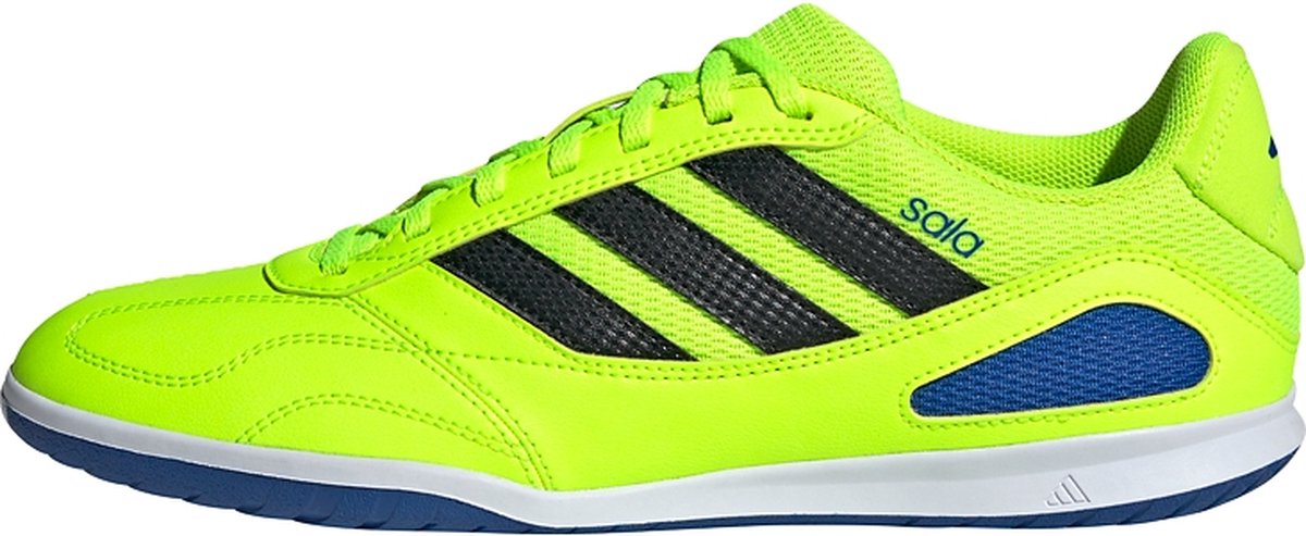 Groene adidas Super Sala Competition III indoorschoenen met synthetisch bovenwerk en zwarte strepen, ideaal voor futsal.