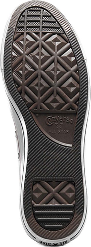 Onderkant van een witte lage Converse sneaker, met een bruine rubberen zool en het Converse All Star logo.
