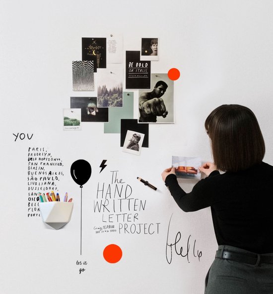 Un moodboard avec diverses photos, une caricature, un ballon et des textes tels que 'YOU' et 'The HAND WRITTEN LETTER PROJECT'.