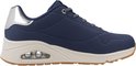 Rechterkant van een donkerblauwe Skechers sneaker met zichtbare luchtkamer in de zool en zilveren hieldetail.