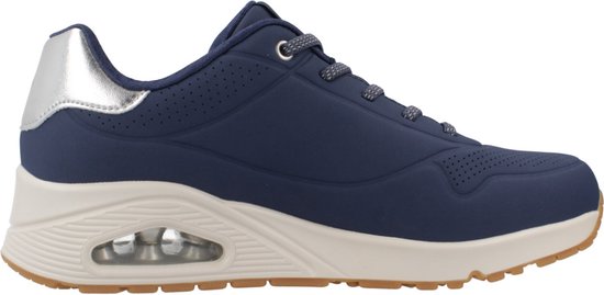 Rechterkant van een donkerblauwe Skechers sneaker met zichtbare luchtkamer in de zool en zilveren hieldetail.