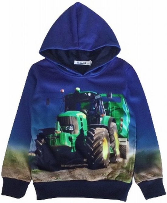 Donkerblauwe hoodie met capuchon met opdruk van een groene John Deere tractor met aanhanger op een modderige ondergrond.