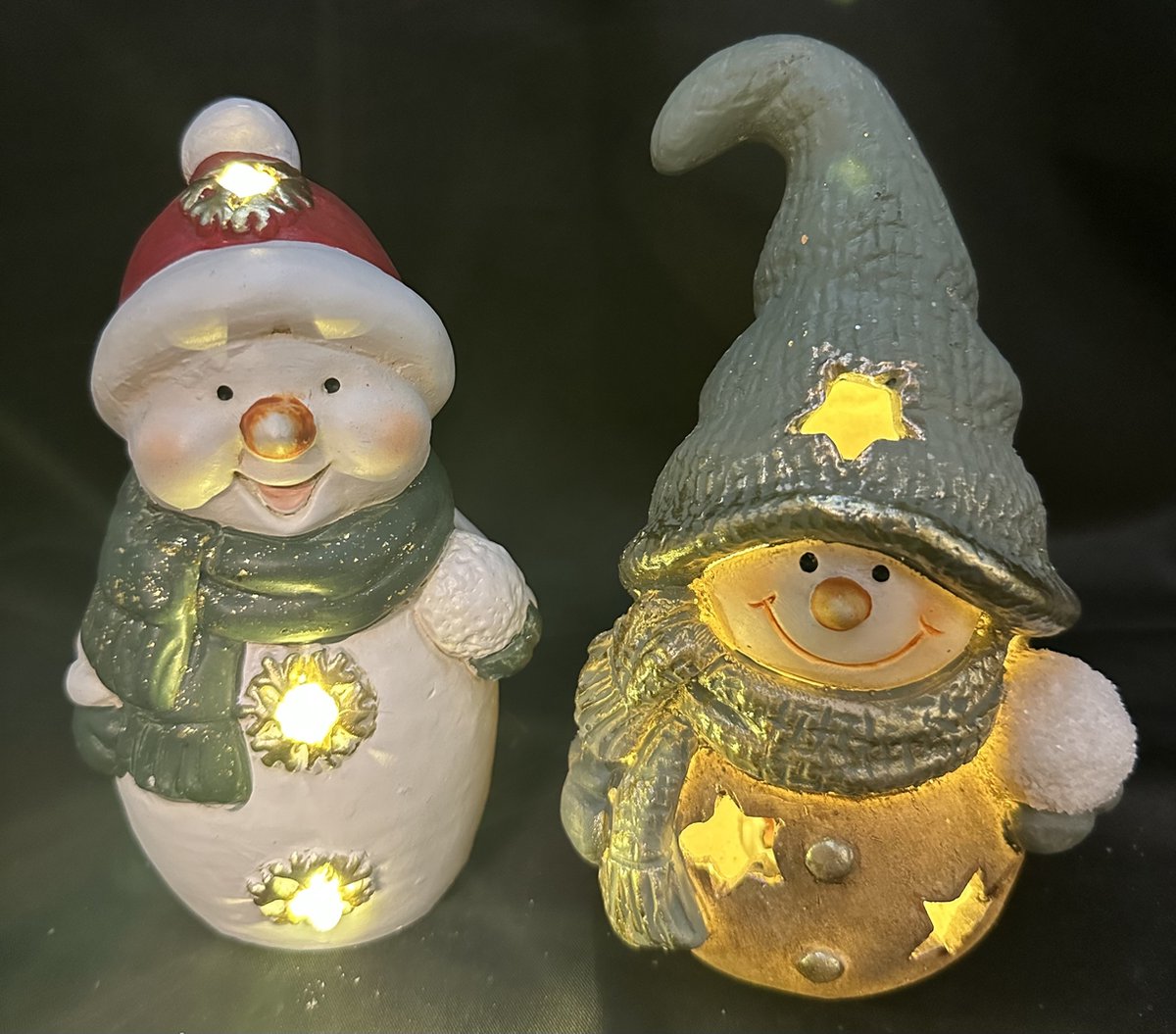 Kerstbeeldjes Sneeuwpoppen met LED - Set van 2 stuks - met mutsen - warm witte LED - meerkleurig - rood en groen - keramiek - hoogte 16 x 10 x 6 cm - Kerstdecoratie - Woonaccessoires