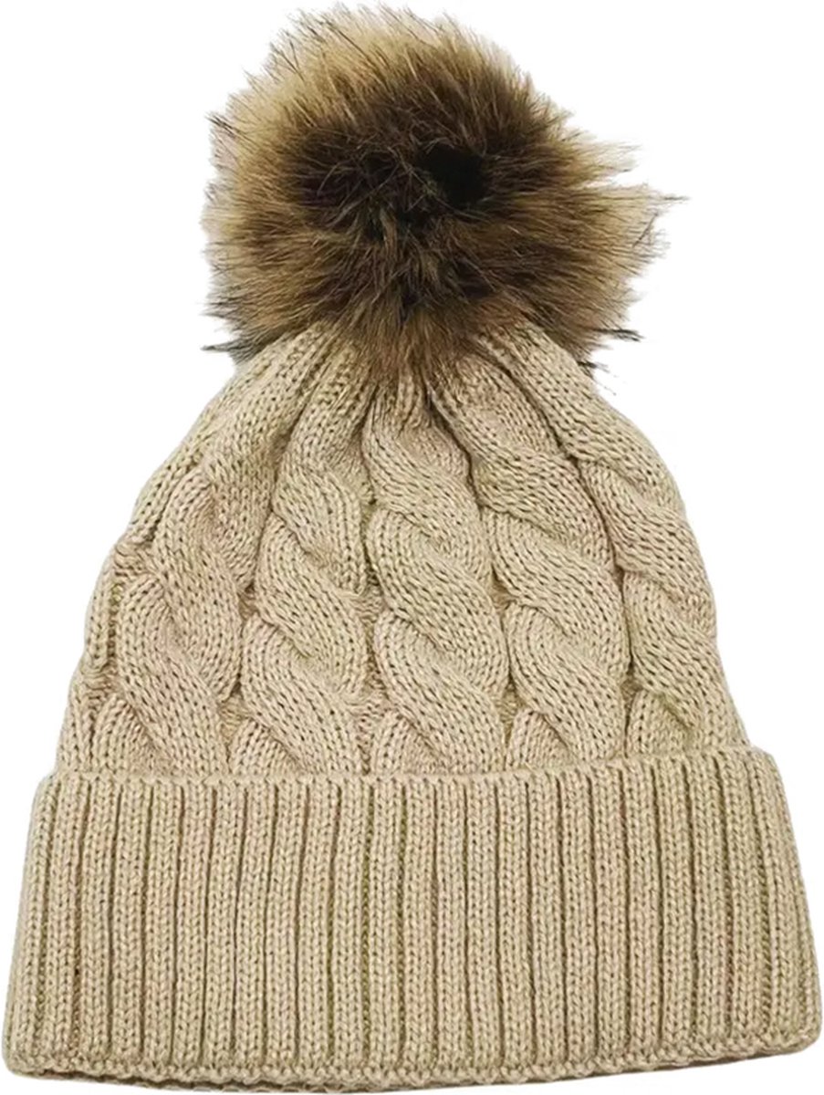 Muts met pompon - zand damesmuts met fleece en breisel - beige wintermuts met breisel - STUDIO Ivana