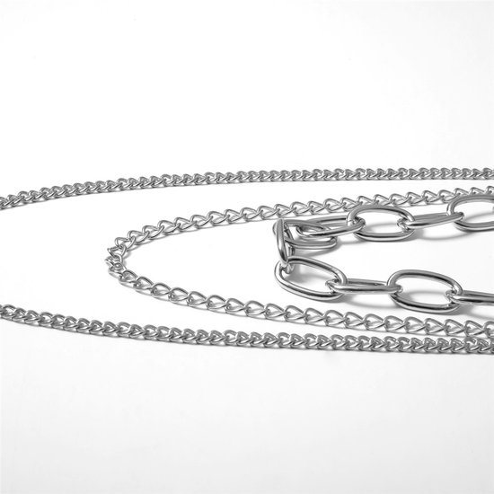 Zilverkleurige schakelketting met fijne en grove schakels op een witte achtergrond.