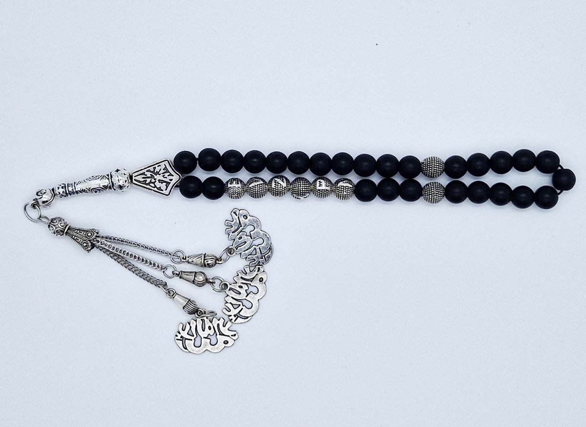 Handgemaakte naam tasbih 33 Kralen Natuursteen “Mat zwart onyx” - met metaal tassel “la alih ala allah"- Met je naam of de naam van uw geliefde- 8 mm diameter van de korrel