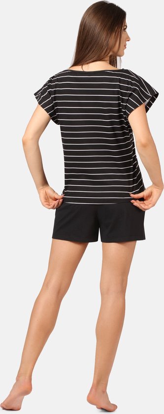 Dames pyjamaset met korte mouwen en korte broek. Zwart met witte streepjes. Achteraanzicht.