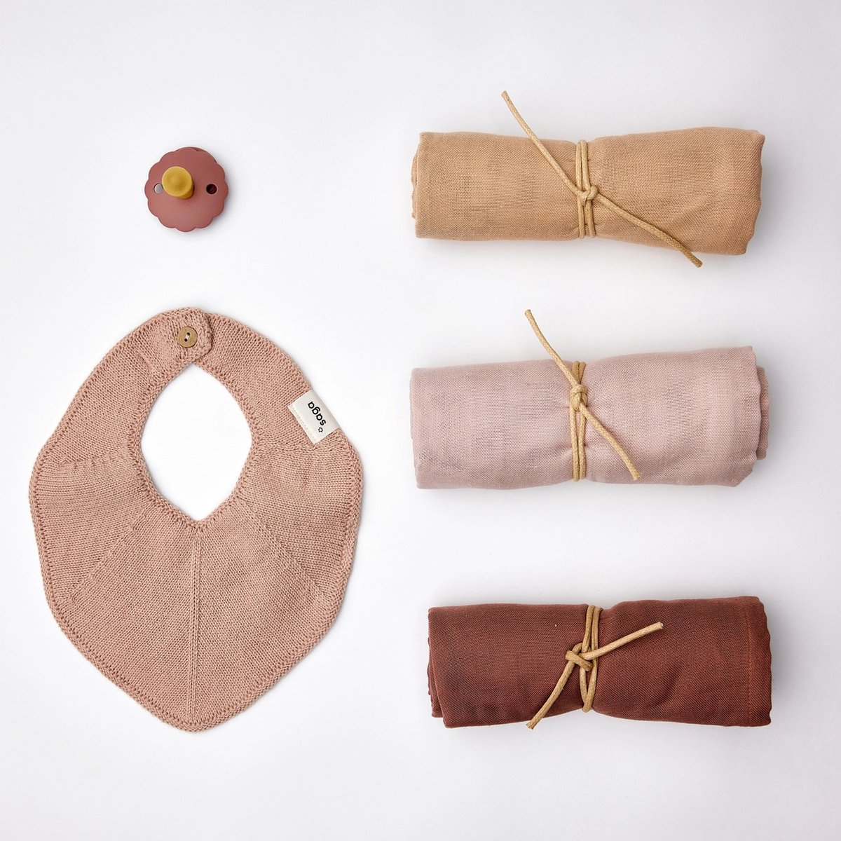 Goedkoopste Baby Geschenkset - Kraamcadeau - Rosewater - 3x muslindoekje - 1x dopspeentje - 1x spuugdoekje