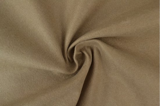 Tissu feutre taupe avec un effet drapé.
