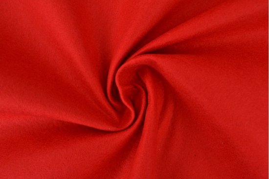 Gros plan sur un tissu en feutre rouge vif, dont la texture est clairement visible dans un pli torsadé.