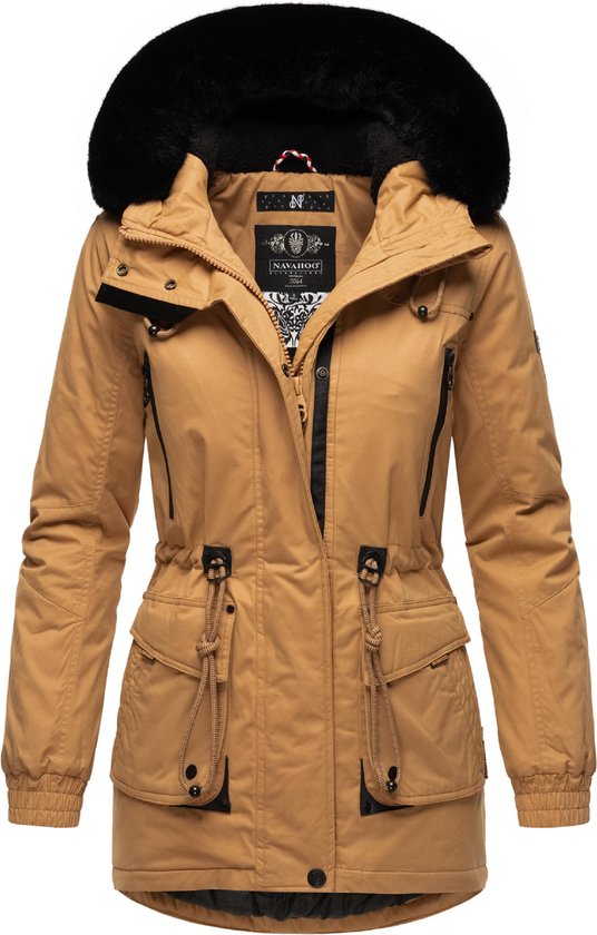 Veste d'hiver Navahoo couleur camel, vue de face. Col en fausse fourrure noire, capuche, fermetures éclair et cordon de serrage à la taille.