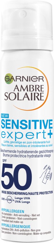 Witte spuitbus met Garnier Ambre Solaire logo, tekst 'SENSITIVE EXPERT+', SPF 50 en hyaluronzuur.