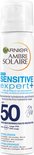 Witte spuitbus met Garnier Ambre Solaire logo, tekst 'SENSITIVE EXPERT+', SPF 50 en hyaluronzuur.