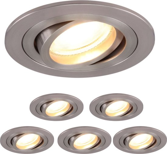 Een grote zilverkleurige draaibare spot en vijf kleinere, voor een verlichte badkamer.