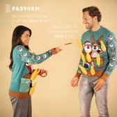 Man en vrouw in groene kersttruien met kerstprint. Vrouw (164 cm) draagt maat S, man (182 cm) draagt maat L.