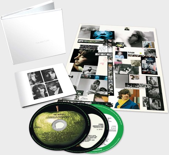 Een geschenkdoos met de Beatles-cd's, cd-hoesjes, een poster en losse cd's.
