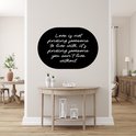 Zwarte ovale krijtbord sticker met de tekst: 'Liefde is niet iemand vinden om mee te leven, het is iemand vinden zonder wie je niet kunt leven.'