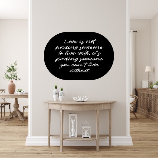 Zwarte ovale krijtbord sticker met de tekst: 'Liefde is niet iemand vinden om mee te leven, het is iemand vinden zonder wie je niet kunt leven.'