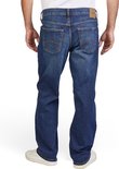 Achterkant man in blauwe jeans, rechte pijpen, oranje stiksels en Mustang label.