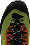 Detail van de vetersluiting van groene bergschoenen met oranje en zwarte accenten.