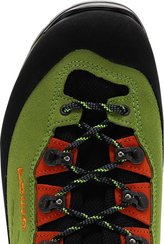 Detail van de vetersluiting van groene bergschoenen met oranje en zwarte accenten.