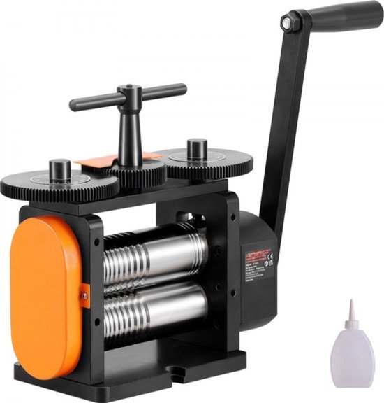 Zwarte en oranje handwalserij met twee metalen rollen en een hendel aan de zijkant.