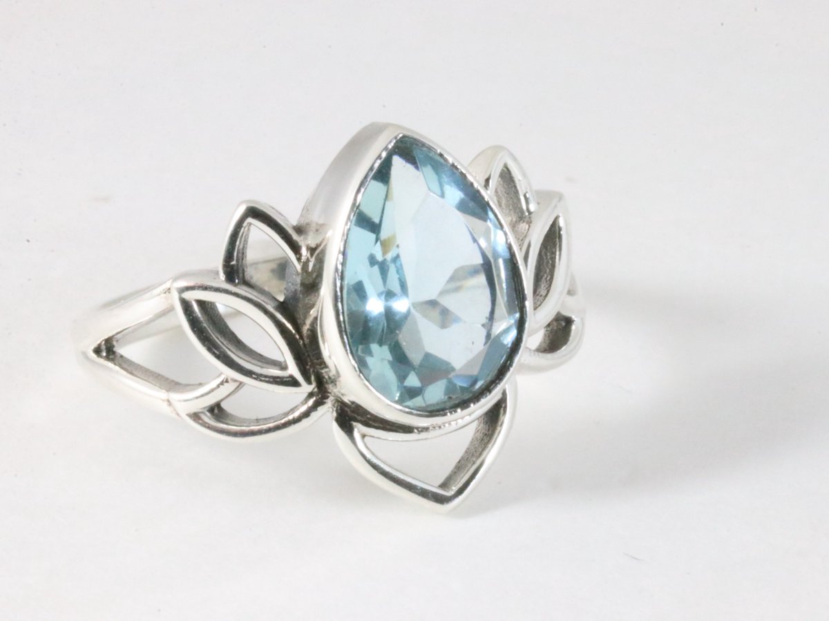 Opengewerkte zilveren lotus bloem ring met blauwe topaas - maat 16.5