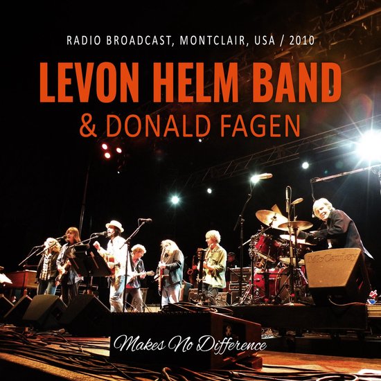 Levon Helm Band & Donald Fagen live in Montclair, 2010. Zangers en muzikanten op podium, Donald Fagen achter drumstel.