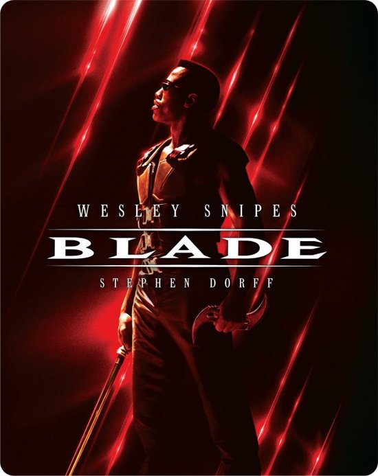 Voorzijde van de Blade 4K Ultra HD Blu-ray met Wesley Snipes in een donkere pose, met rode strepen op de achtergrond en de titel 'BLADE'.