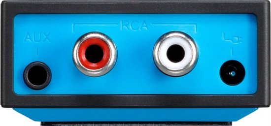 Zwarte adapter met blauw paneel, met AUX, RCA L/R ingangen en stroomingang.