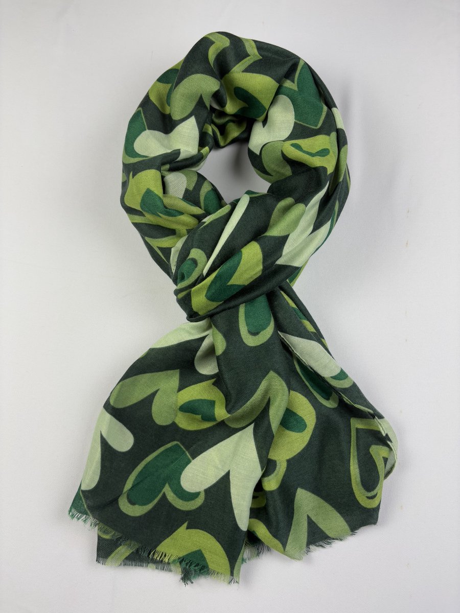 Vrolijke sjaal met hartjes in diverse kleuren 50% katoen en 50% viscose (Valentijns cadeau)