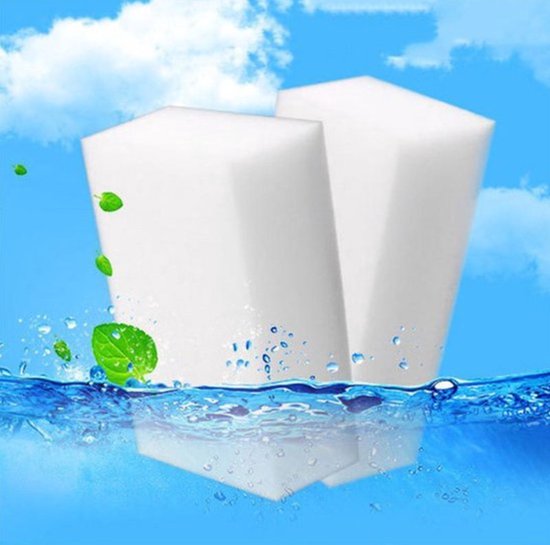 Twee witte melamine sponzen die in water drijven met bladeren en waterdruppels.