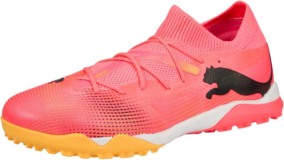 Puma Future 7 Match TT voetbalschoenen in oranje, met rekbaar breisel en ondersteunende TAPE voor een adaptieve pasvorm.