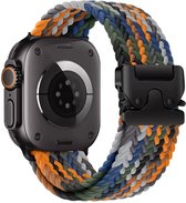 Apple Watch met een geweven horlogeband met camouflagepatroon, oranje, blauw, groen en grijs.