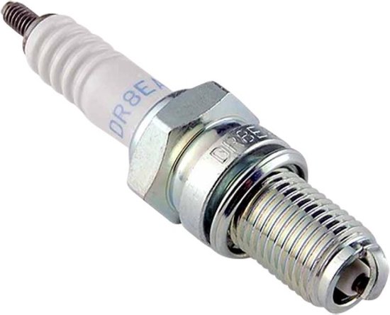 Een NGK DR8EA bougie met witte keramische isolator en metalen schroefdraad.
